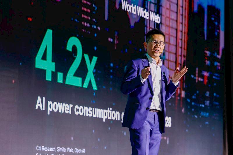 Mr Jonathan Chiu, President of Schneider Electric Hong Kong, delivers the Opening Keynote at Innovation Summit Hong Kong 2025. $!Mr Jonathan Chiu, President of Schneider Electric Hong Kong, delivers the Opening Keynote at Innovation Summit Hong Kong 2025.