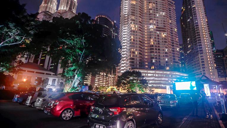$!SHOWTIME ... Malaysia’s second drive-in cinema made its debut in Kuala Lumpur on July 29, two weeks after the launch of the first one in Ipoh, Perak. - ADIB RAWI YAHYA/THESUN