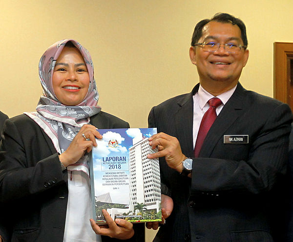Auditor-General Datuk Nik Azman Nik Abdul Majid (right) handing over the Auditor-General’s Report 2018 Series 1 to PAC chairman Datuk Dr Noraini Ahmad
