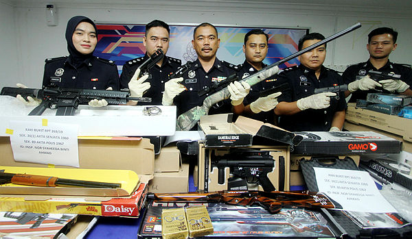 Padang Besar District Police Chief Supt Muhamad Halim Yatim (3rd from L) and Padang Besar District Criminal Investigation Division chief ASP Harnizam Idris (2nd from L) display the seized fake firearms at a press conference at the Padang Besar District police office on July 7, 2019. — Bernama