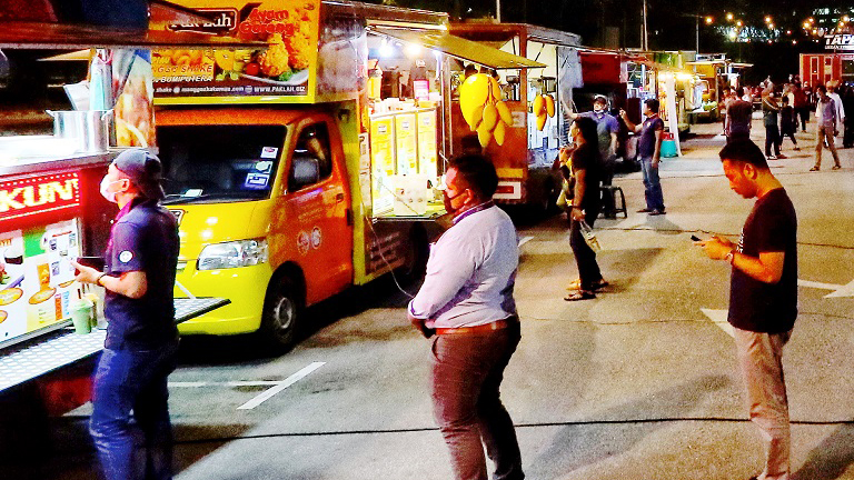 $!People queuing up to pack food at TAPAK, a place designated for food trucks in Cheras, during the recovery movement control order phase. - ZAHID IZZANI/THESUN