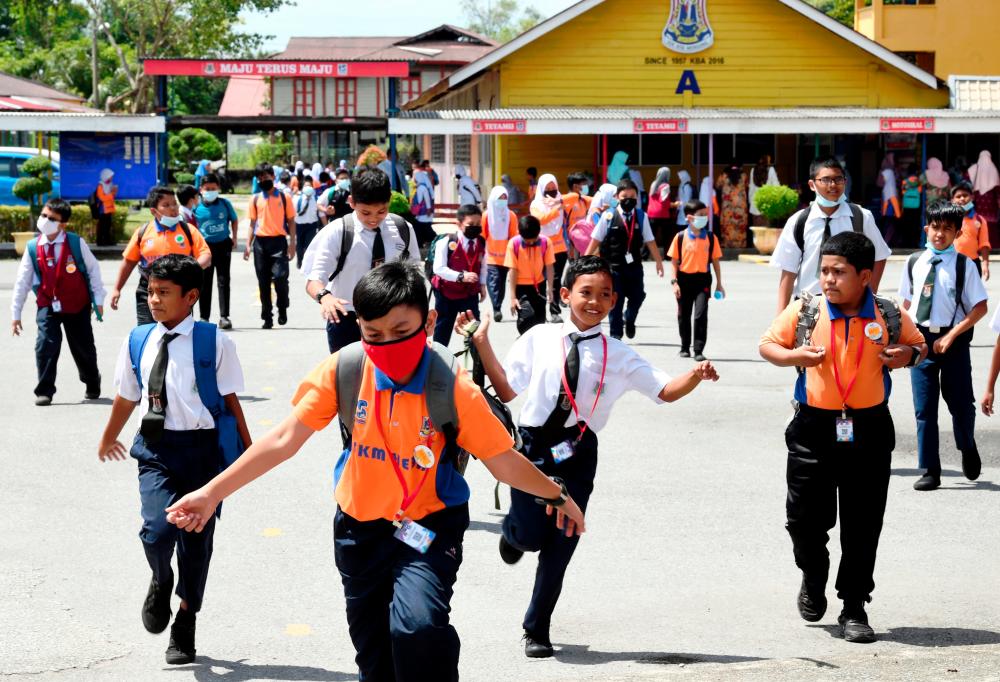 $!OVERJOYED ... Pupils from a primary school in Alor Star, Kedah rushing home yesterday to start their year-end holidays. – BERNAMAPIX