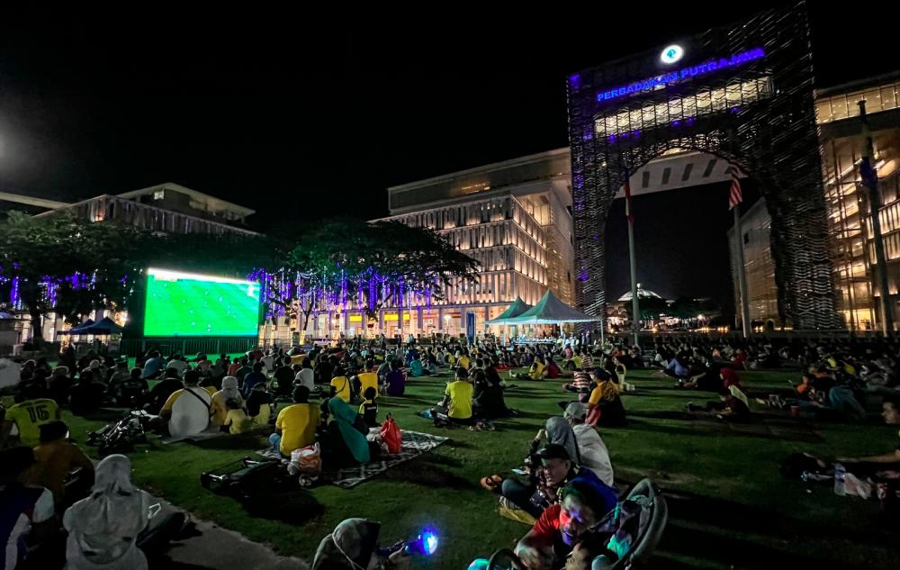 $!Not only is it free, but you also get to see the beautiful nighttime scenery of Dataran Putrajaya. – MALAKAT TRIBUNE