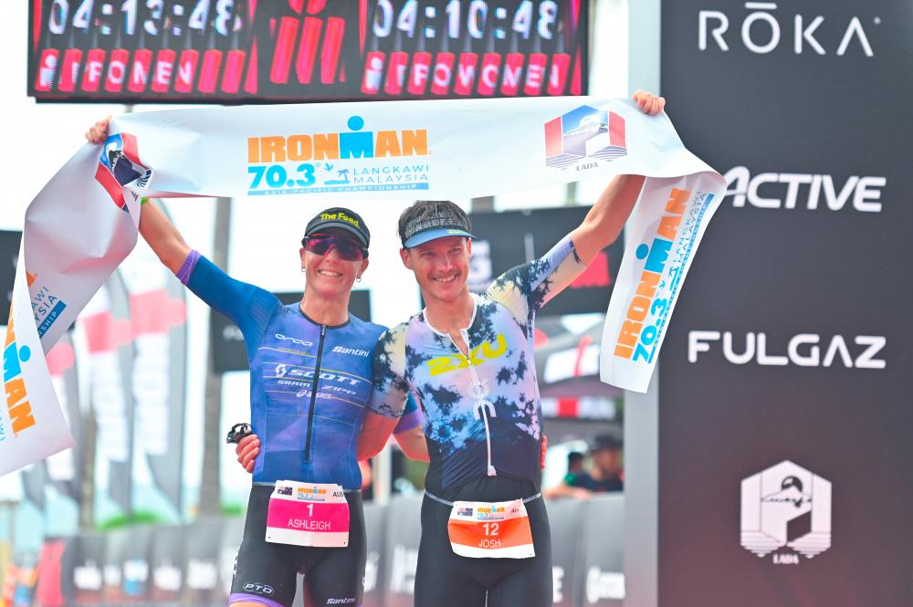 Husband &amp; Wife Champions Josh Amberger (right) &amp; Ashleigh Gentle. – IRONMANPIX
