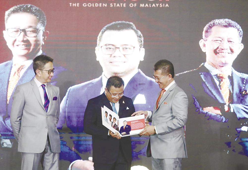 Amirudin, flanked by state executive councillor Datuk Teng Chang Khim (left) and invest Selangor Bhd CEO Datuk Hasan Idris at the media appreciation night yesterday. — Sunpix by Masry Che Ani