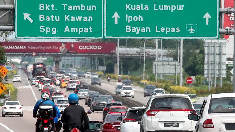 $!HIGHWAY CRAWL ... Heavy traffic along the North-South Expressway yesterday caused congestion as commuters head back to Kuala Lumpur after the Hari Raya Aidil Adha weekend. – MASRY CHE ANI/THE SUN