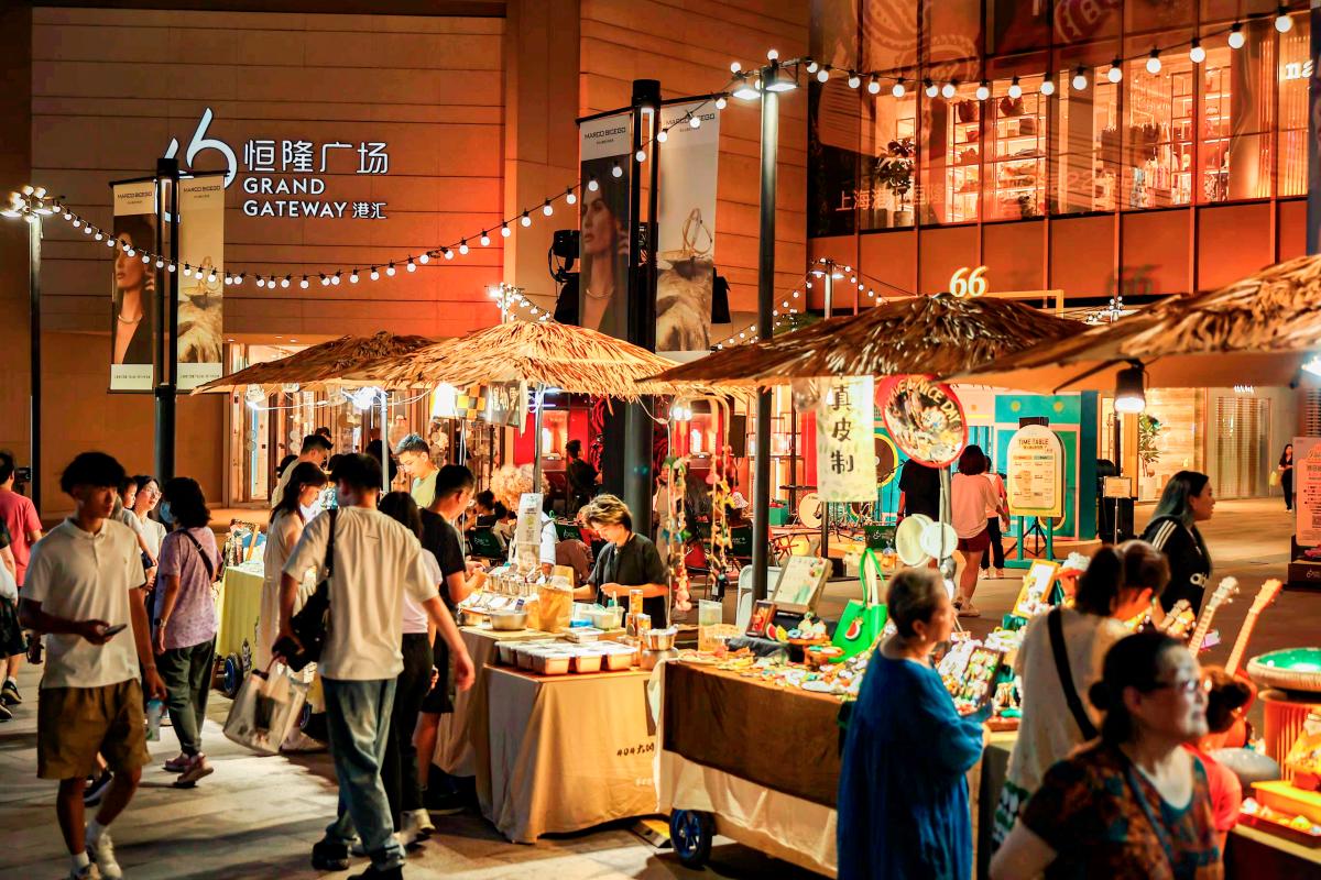 In July, Hang Lung launches its first pilot, “Summer Retro Market” at Grand Gateway 66 in Shanghai as an initiative under Community · Connect. The two-weekend-long market brings together more than 40 emerging brands led by young people, provides them with a rent-free exhibition platform, allows creativity and business to collide, and helps young entrepreneurs explore the market and realize their dreams $!In July, Hang Lung launches its first pilot, “Summer Retro Market” at Grand Gateway 66 in Shanghai as an initiative under Community · Connect. The two-weekend-long market brings together more than 40 emerging brands led by young people, provides them with a rent-free exhibition platform, allows creativity and business to collide, and helps young entrepreneurs explore the market and realize their dreams
