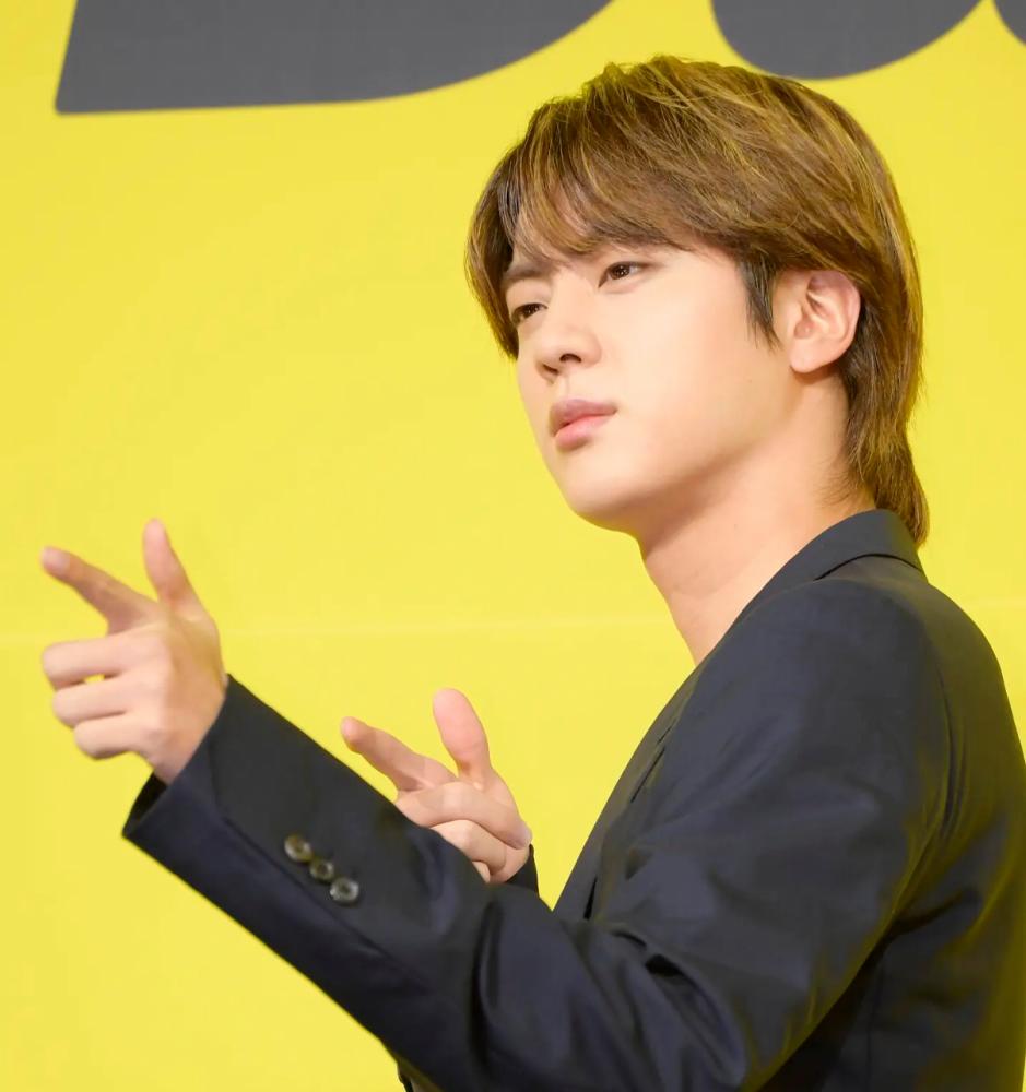 Jin is the first member of BTS to enlist in the military. – ImaZins/Twitter