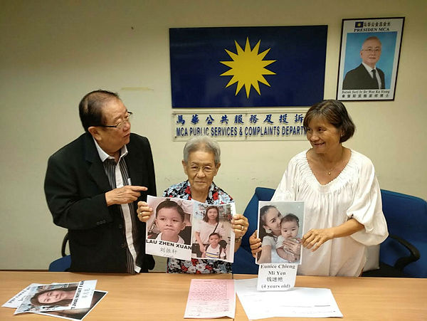 MCA Public Services and Complaints Department head Datuk Seri Michael Chong with Ng Yoon Mooi, 81, (C) and Grace Chan Boon Si, 64, during a press conference.