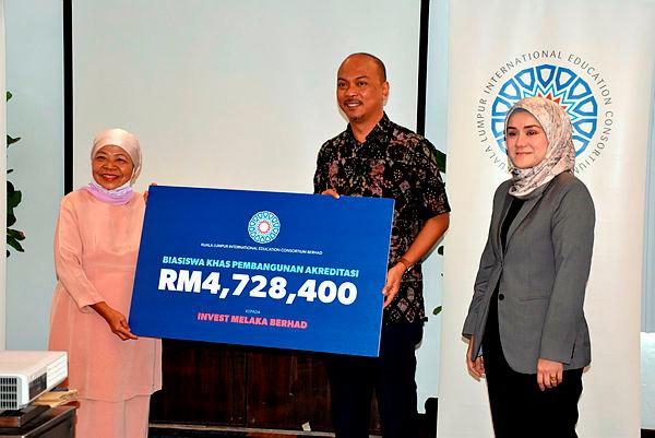 Datuk Fairul Nizam Roslan (middle)–Bernamapix
