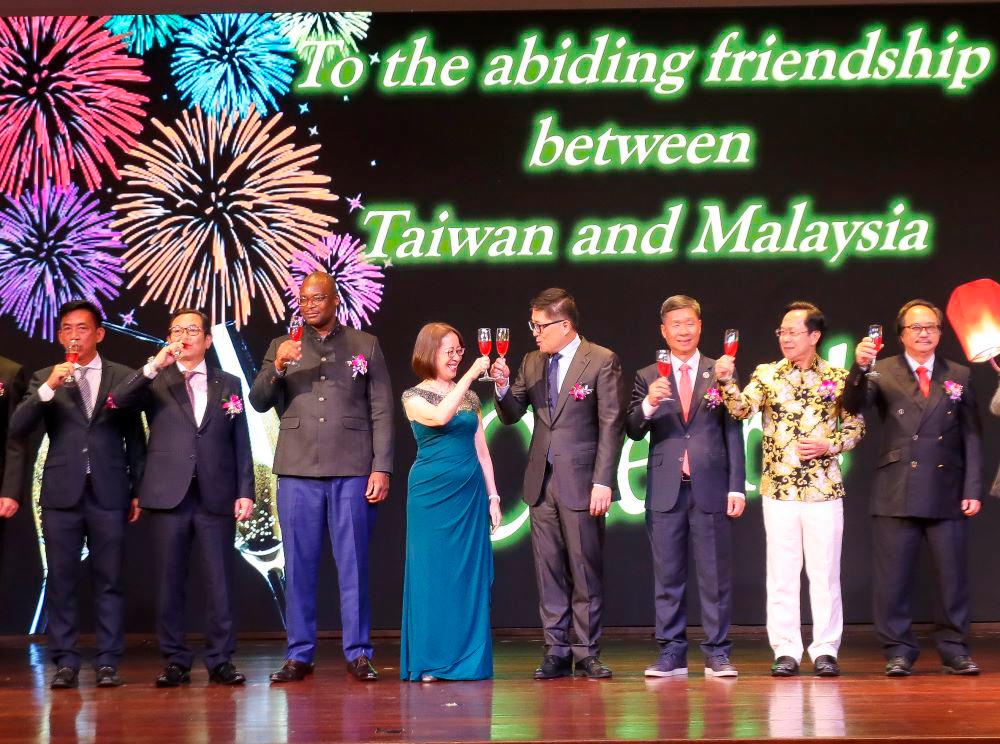 Yeh (fourth from left) hosted the 113th National Day Reception of the Republic of China in Kuala Lumpur. – PICS BY AMIRUL SYAFIQ/THESUN