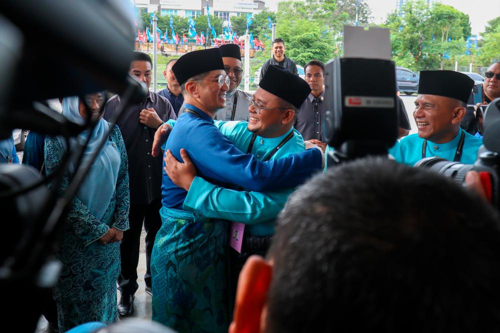 Candidate P098 Gombak, Datuk Amirudin Shari (PH) and Datuk Seri Azmin Ali hugs at the Candidate Nomination Center in conjunction with the 15th general election at Sungai Pusu SMK Hall at 8.30am accompanied by hundreds of supporters. Hafiz Sohaimi/theSun