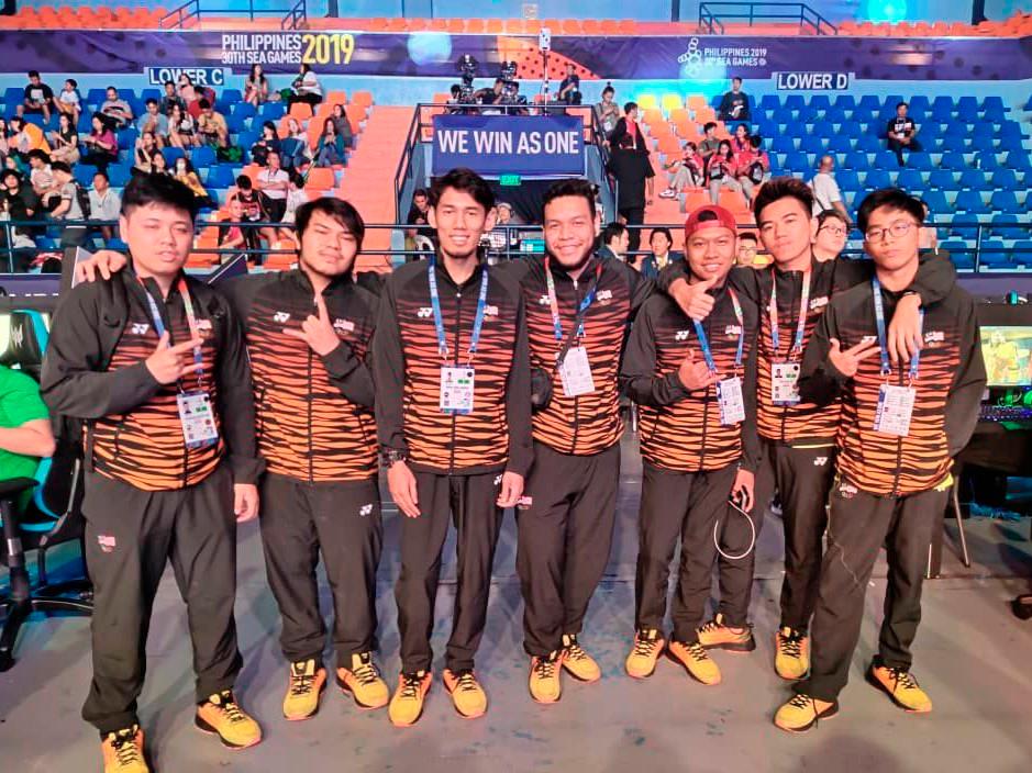 (Fourth from left) Lapheltzy with the eSports national team at the Philippines 30th Sea Games 2019. – PICS BY VOXEUREKA.