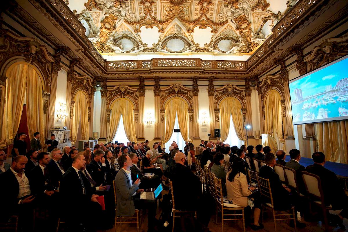 The Hainan Free Trade Port promotion conference underway in Rome.
