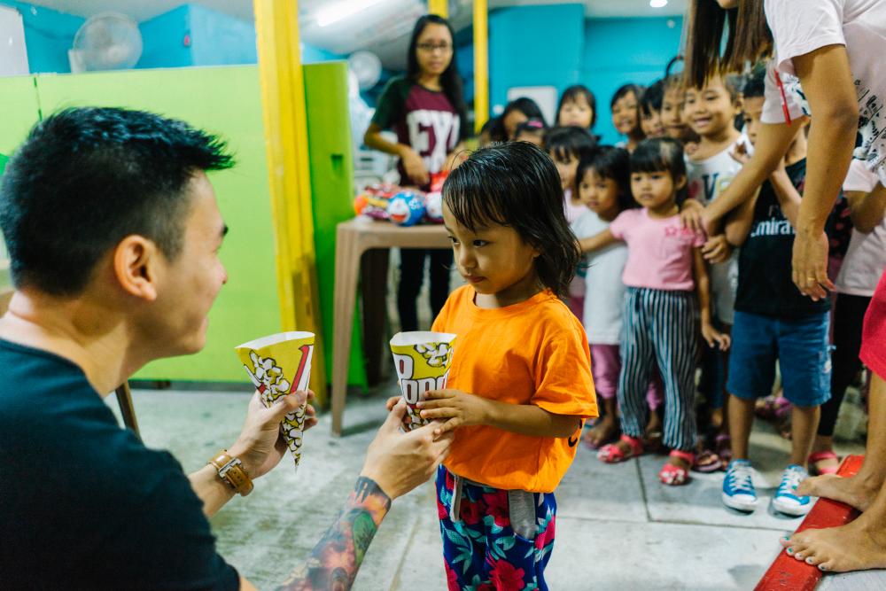 $!Yip presenting popcorns to children at the Myanmar Chin Community School