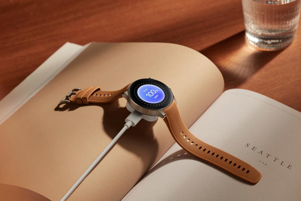 $!The Oppo Watch X in Brown Mars colour.