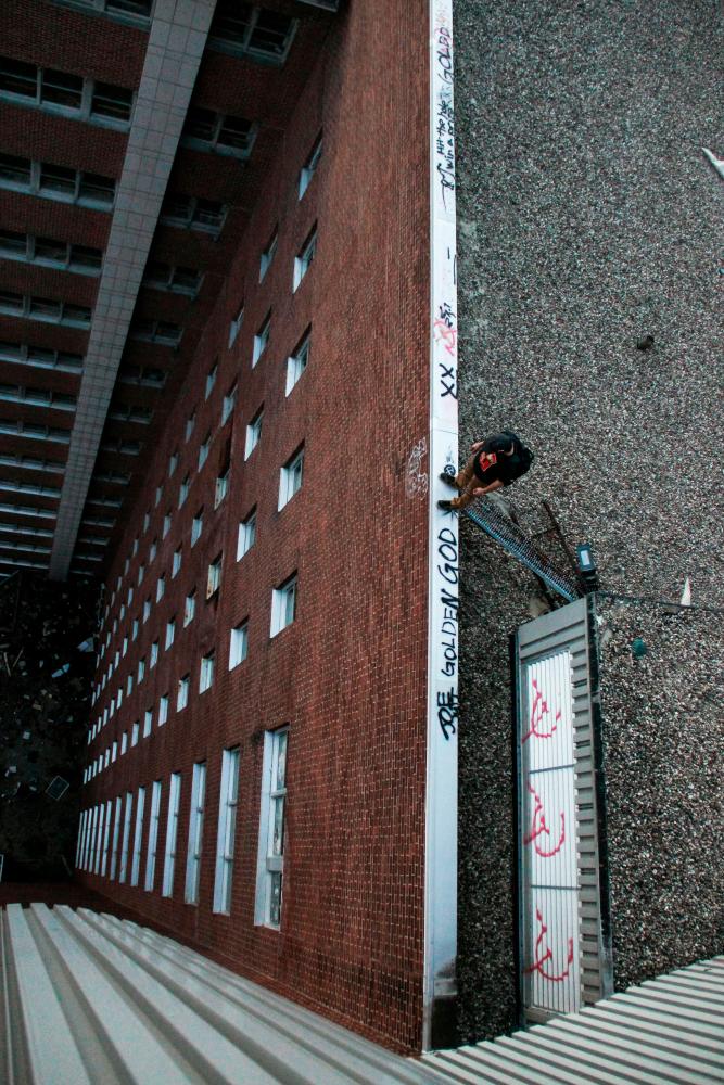 $!Fear of heights can trigger intense anxiety, even in relatively safe situations.