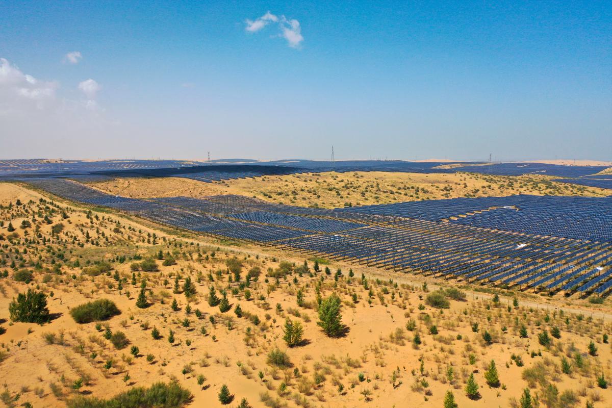 An aerial drone photo taken on Sept. 3, 2025 shows a photovoltaic and desertification control project in Kubuqi Desert, north China’s Inner Mongolia Autonomous Region. $!An aerial drone photo taken on Sept. 3, 2025 shows a photovoltaic and desertification control project in Kubuqi Desert, north China’s Inner Mongolia Autonomous Region.