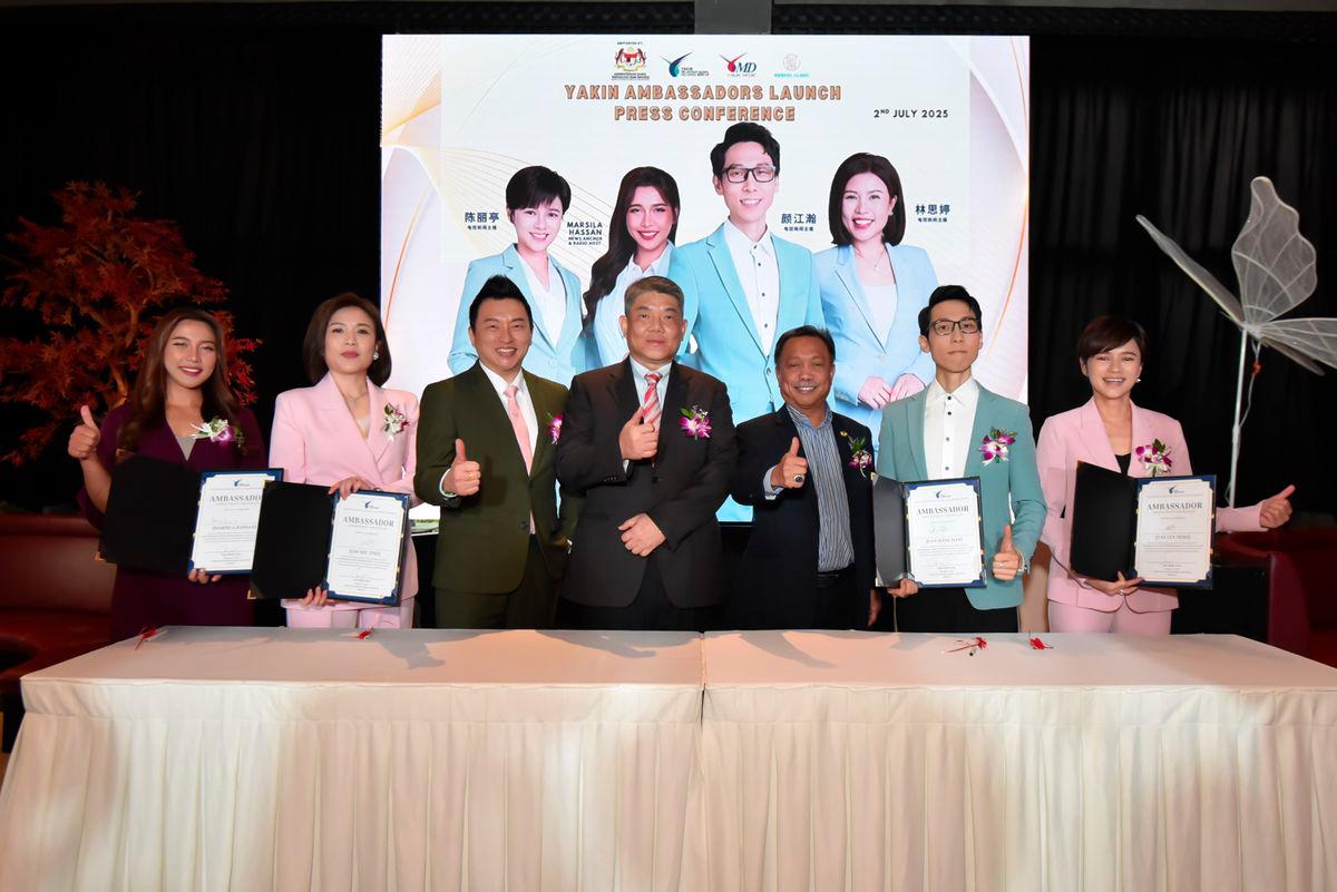 (from left to right) Marsila Hassan (Yakin Ambassador), Lim She Ting (Yakin Ambassador), Datuk Steven Lai, Director of Yakin Splendour Global Holdings Bhd., Patrick Tan, Founder and CEO of Yakin Group of Companies, Deputy Minister of Science, Technology, and Innovation Datuk Mohammad Yusof Apdal, Gan Jiang Han (Yakin Ambassador), Tan Ley Teng (Yakin Ambassador)