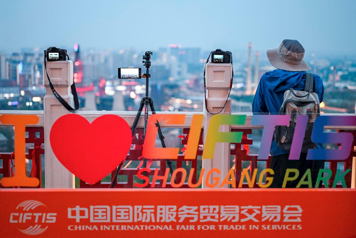 Caption: This photo taken on Sept. 11, 2025 shows a photography enthusiast taking pictures of the night view of Shougang Park in Beijing, capital of China. Against the backdrop of repurposed blast furnaces and industrial relics of Shougang Park in western Beijing, the 2025 China International Fair for Trade in Services (CIFTIS) opened on Wednesday, striking a tone of open markets and digital innovation. (Xinhua/Chen Yehua)