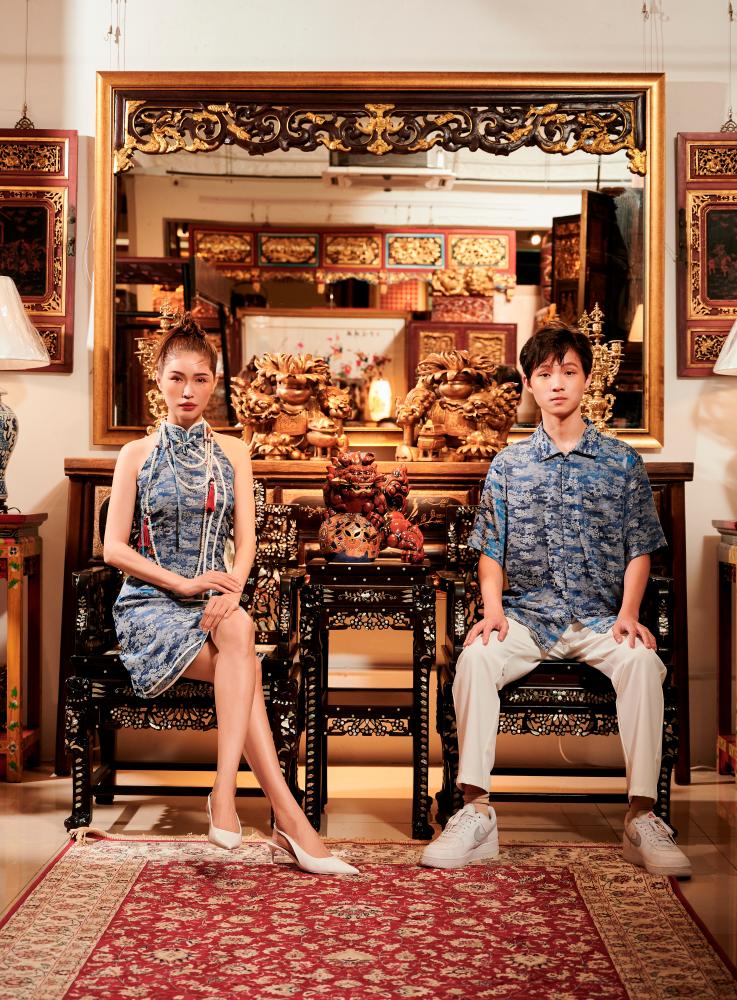 $!This is the mother and son’s first modelling campaign together. Both are wearing Ru Yi cheongsam and shirt.