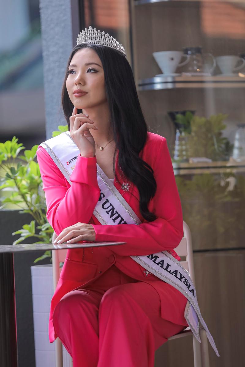 Lim is wearing the crown by A Vintage Collezione. $!Lim is wearing the crown by A Vintage Collezione.
