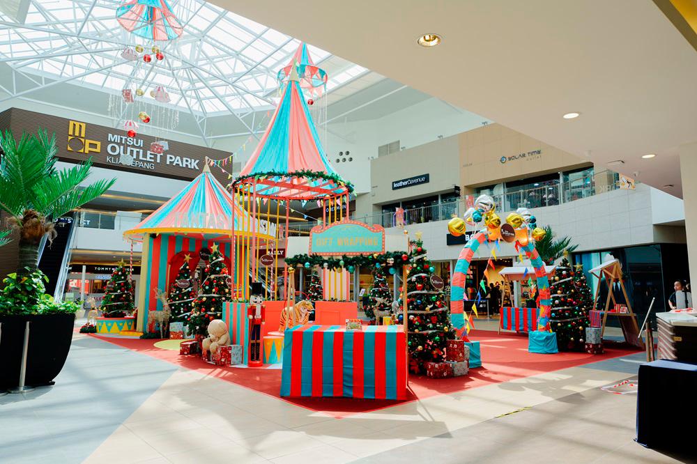 Mitsui Outlet Park KLIA Sepang presents Christmas with a circus touch.