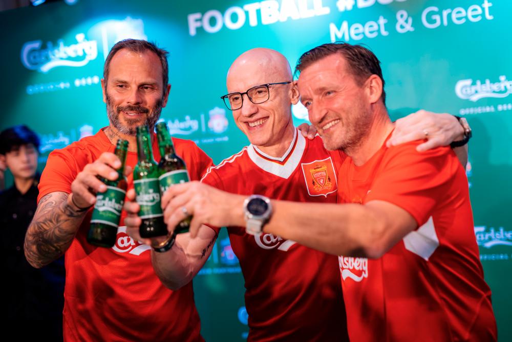 (From left) Berger, Clini and Šmicer shared several cold brews at the meet-and-greet event.