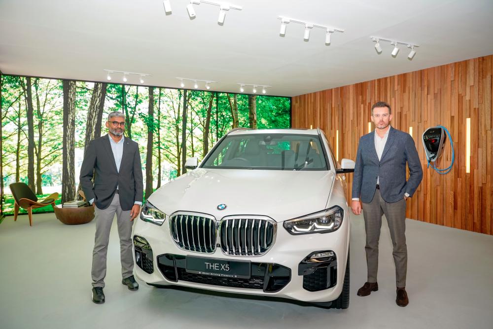 $!Hoelzl (right) and BMW Group Malaysia head of corporate communications Sashi Ambi presenting the new X5 xDrive45e M Sport.