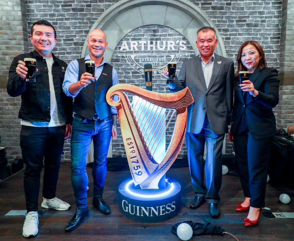 $!(L to R) Shaun Lim, Marketing Manager of Guinness Malaysia, Roland Bala, Managing Director of Heineken Malaysia Berhad, George Ang, Director of Storehouse Project Sdn Bhd and Kung Suan Ai.