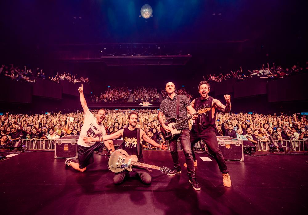 Simple Plan returned to Malaysia for the fourth time, and this time, The Harder Than It Looks Tour drew over 3,000 fans to Zepp Kuala Lumpur. – @SKYLERBARBERIO