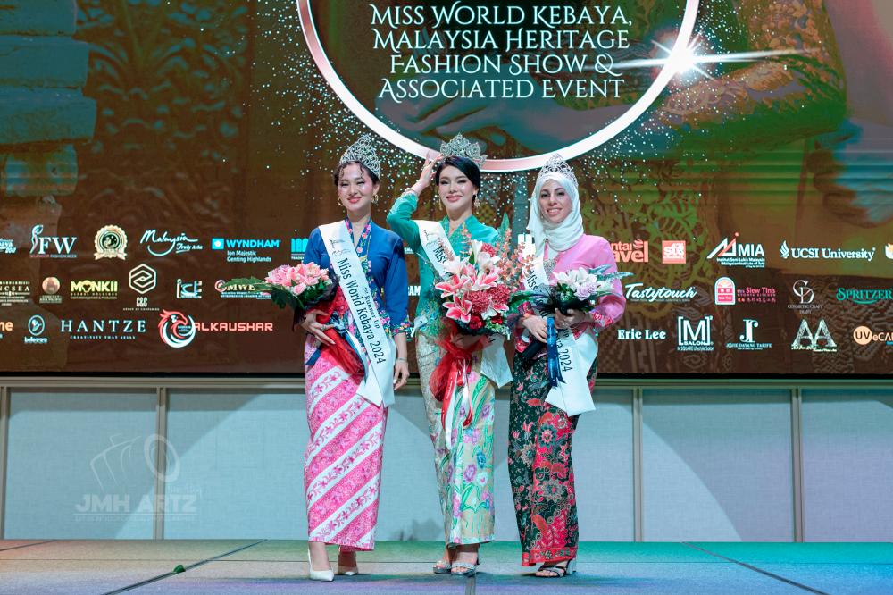 China’s Yao (centre) stuns in light blue, flanked by Kazakhstan’s Kassymova (left) in dark blue and pink, and Syria’s Zainab Alkabbani in soft pink. Together, they embody the beauty, heritage and diversity celebrated at the Miss World Kebaya 2024. – ALL PICS COURTESY OF MMK