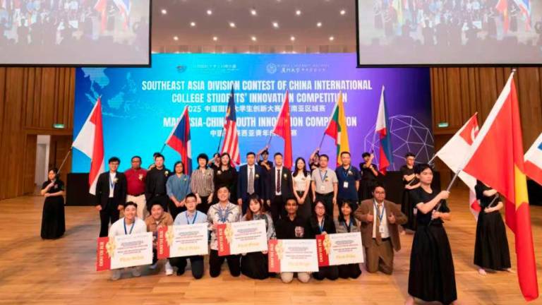 Group photo of the top 5 winning teams with distinguished guests