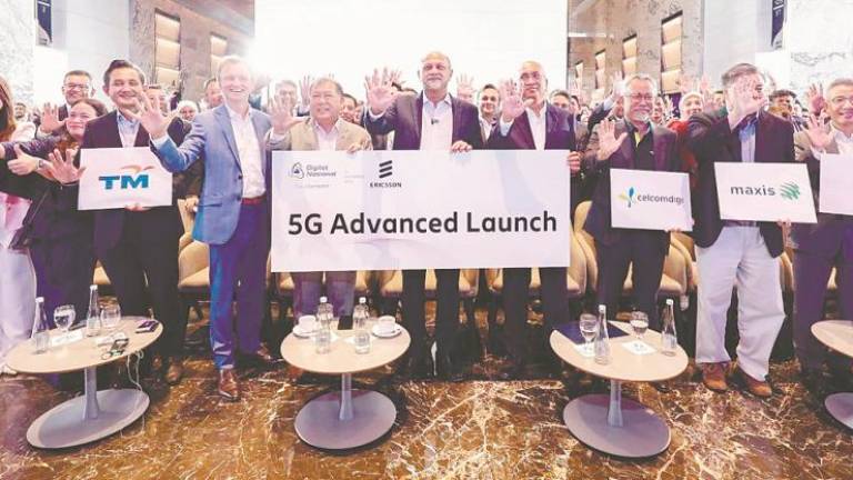 Gobind (centre), DNB CEO Datuk Azman Ismail (right) and Ericsson Malaysia, Sri Lanka &amp; Bangladesh Country President, David Hagerbro (fifth, left) at the launch of Future Connected: 5G Advanced.