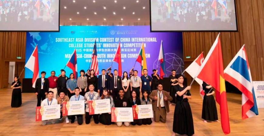 Group photo of the top 5 winning teams with distinguished guests