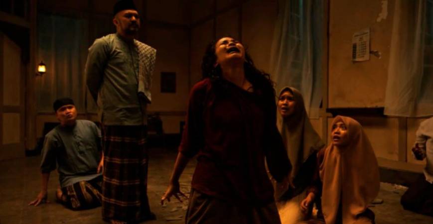 Laras (Kanyadewi) becomes possessed as the family curse takes hold.