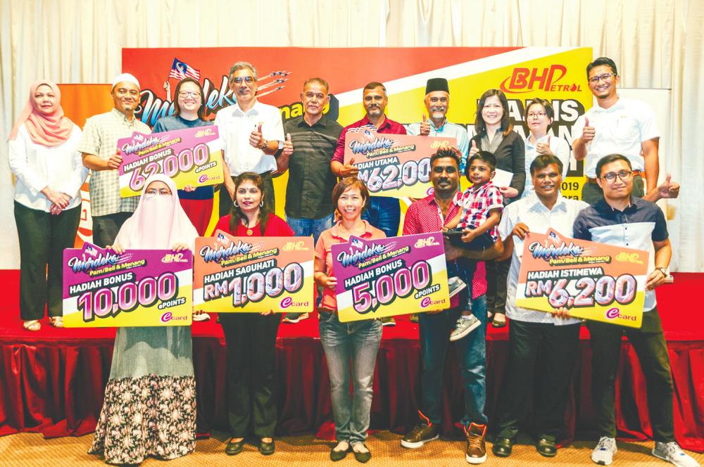 Aziz (back row, fourth from left) and the contest winners during the prize presentation ceremony.
