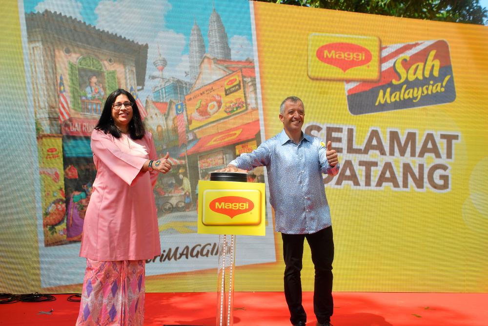Aranols (right) officiating the Maggi Sah Malaysia campaign with Geetha.