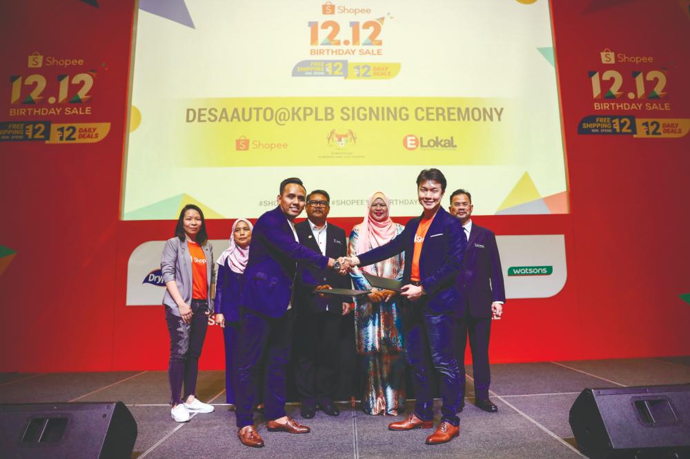 Elokal Sdn Bhd CEO Ahmad Shah Wahid (left) and Shopee Malaysia Seller Management Head Zed Li after officiating their partnership.