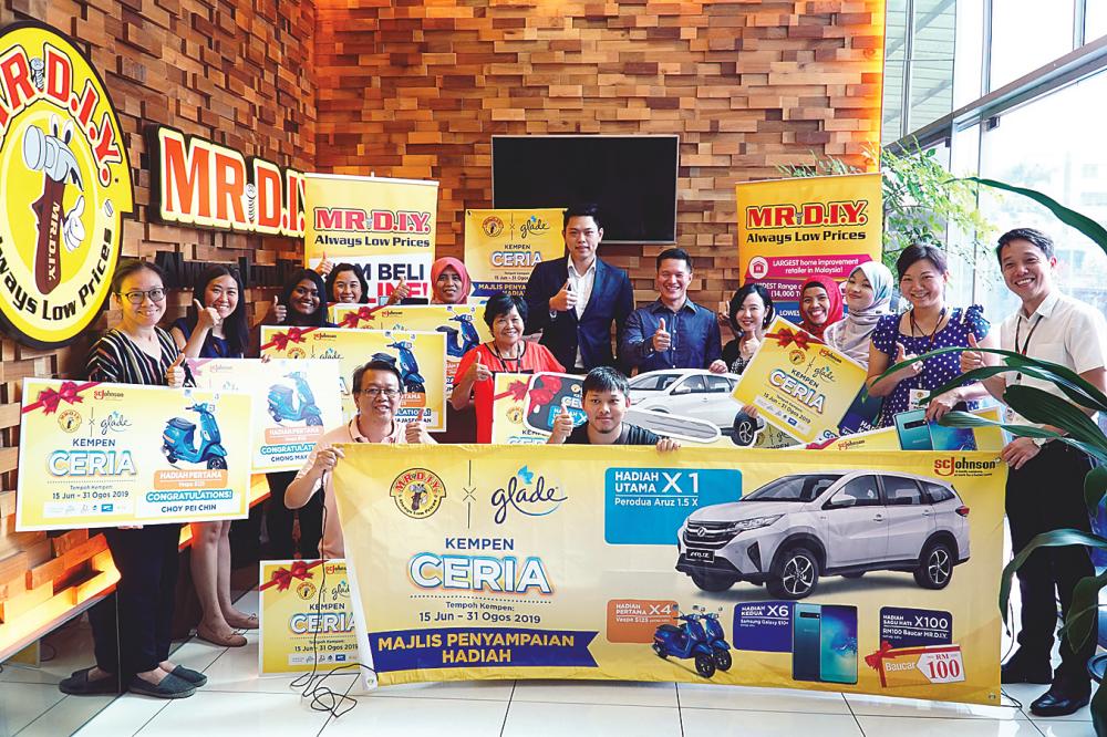 (Standing, sixth from left) Chin, SC Johnson (M) Sdn Bhd sales director Jay Aquino and SC Johnson manager of sales account management Carmen Lee with the lucky winners of the ‘MR.D.I.Y. X SC Johnson Kempen Ceria Contest’.
