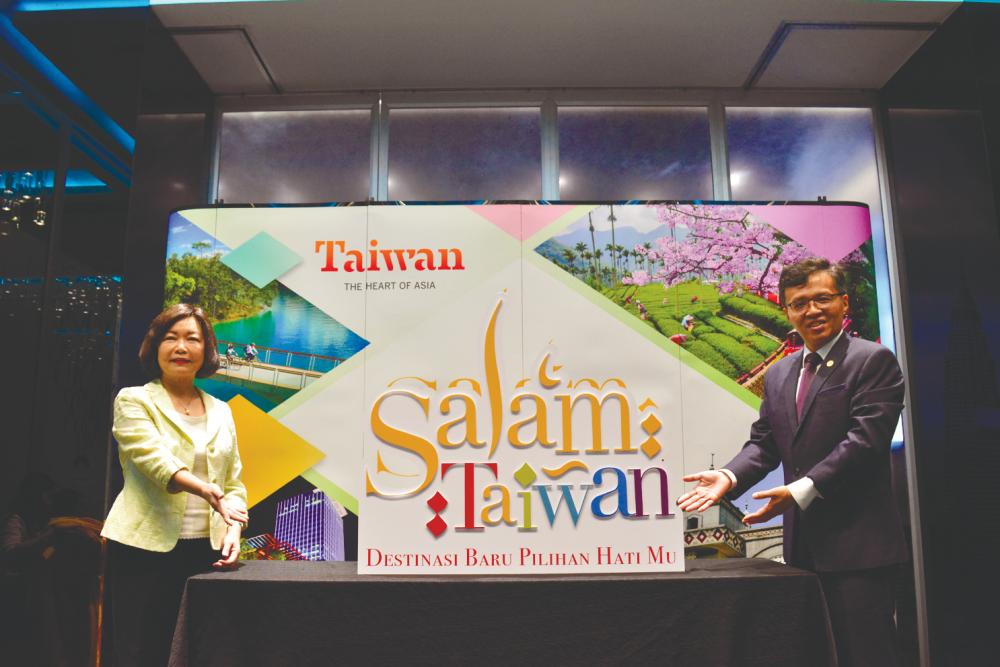 Hung (left) and Taiwan Tourism Bureau Kuala Lumpur Office director Abe Chou.