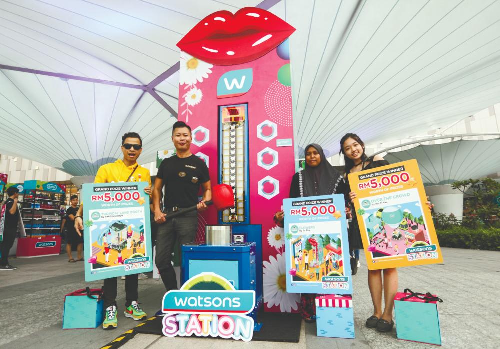 Hoh (second from left) with the winners (from left) Muhammad Rafi, Kasmawati and Xin.