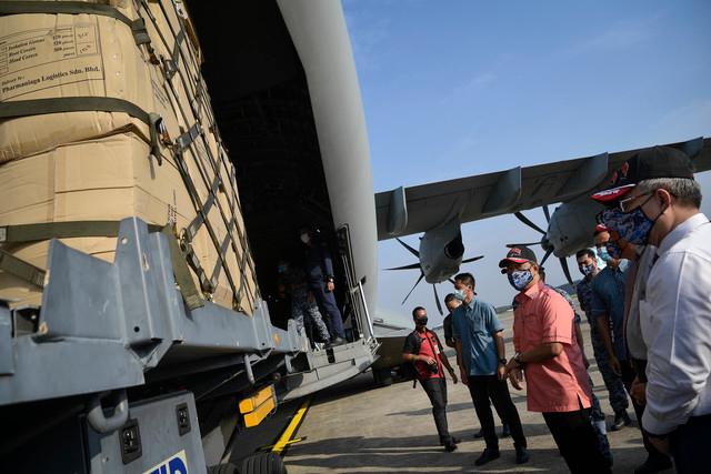 Prime Minister Tan Sri Muhyiddin Yassin inspected the supplies at the air force air base this morning.-Bernama