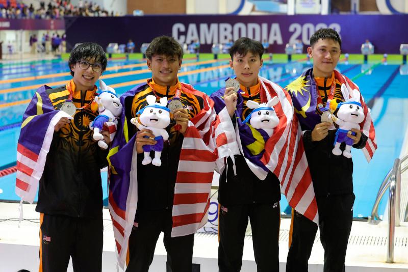 The national men’s quartet – Khiew Hoe Yean, Arvin Shaun Singh Chahal, Lim Yin Chuen and Terence Ng – finishes with a time of 3:20.61s to bag the silver medal in the 2023 Cambodia SEA Games//Bernamapix