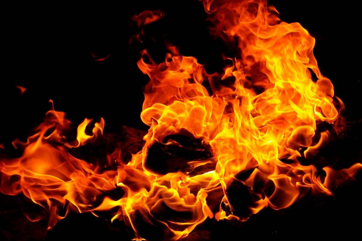 Fire at Iraq shopping mall kills 50, cause under investigation