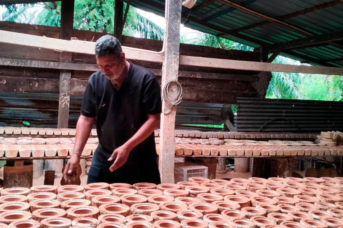 Keeping claypots simmering