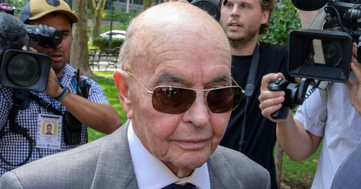 Tottenham mogul Lewis spared prison for insider trading