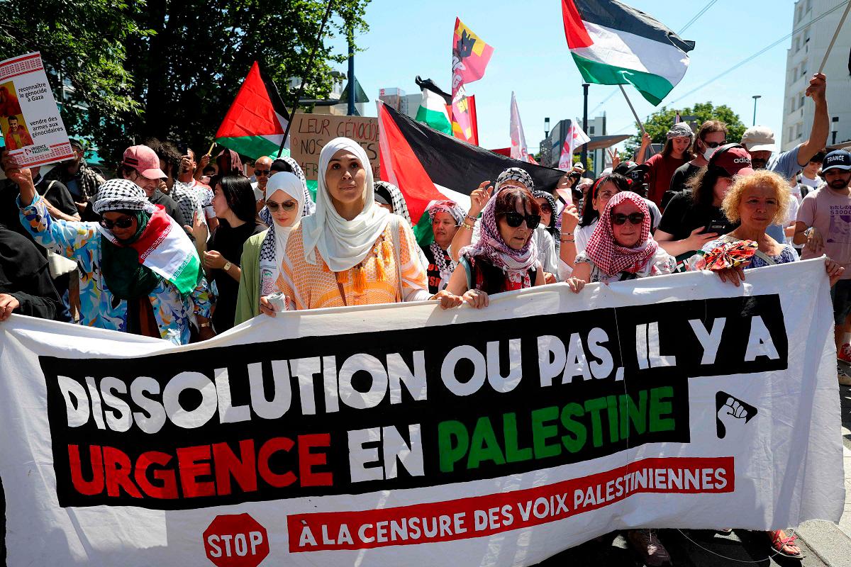 Protesters slam war profiteering, Israel at French air fair