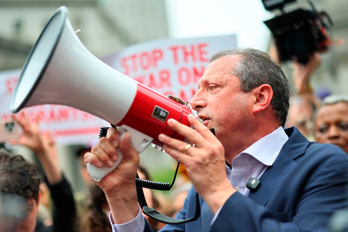 NY mayoral candidate held by immigration cops