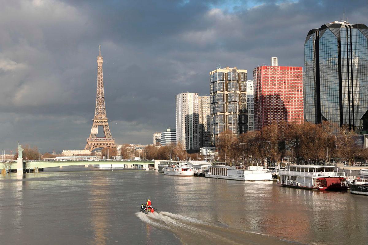 River Seine welcomes Paris swimmers after century-long ban